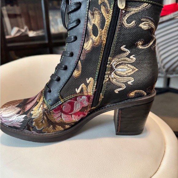 L’Artiste New in Box Elegant Floral Lace-Up Boots - Black and Pink Brocade Sz 8 - Picture 4 of 10